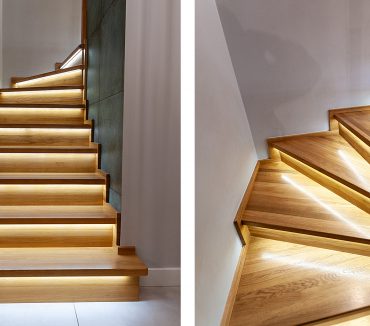 Holztreppe mit Stufenbeleuchtung