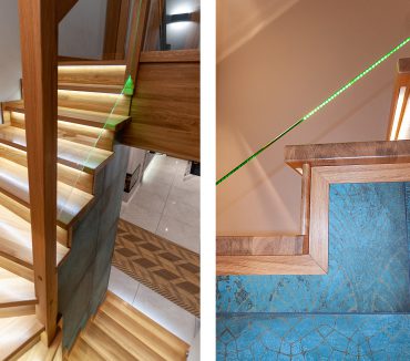 Holztreppe mit Stufenbeleuchtung