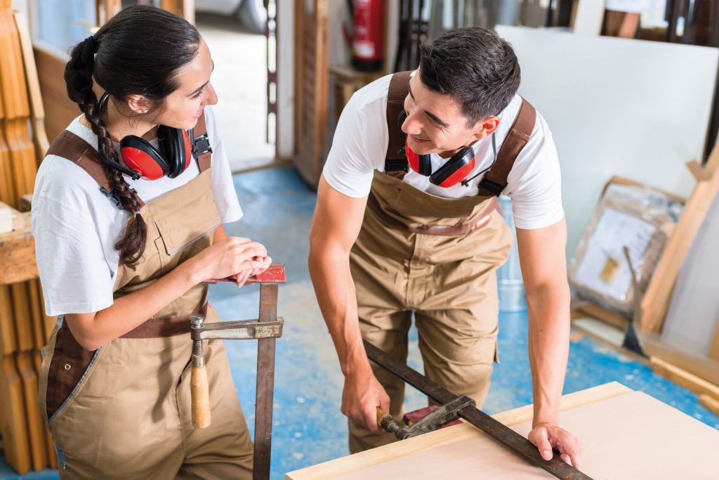 RAB GmbH Tischler bei der Arbeit