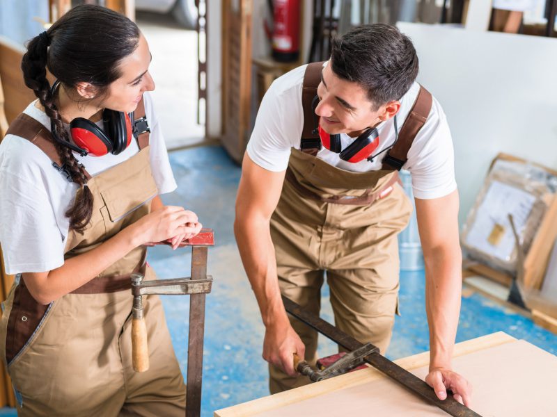 RAB GmbH Tischler bei der Arbeit